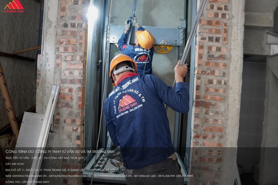 Kỹ thuật viên chuẩn bị lắp đặt ray dẫn hướng
